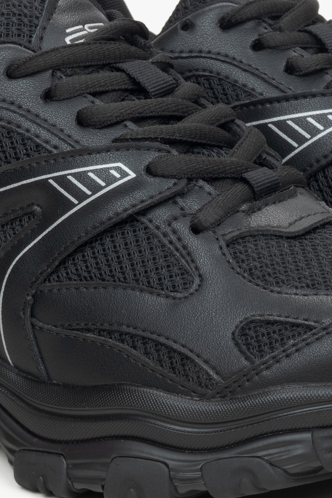 ES8 women's sporty sneakers in  black colour - close-up on the details.