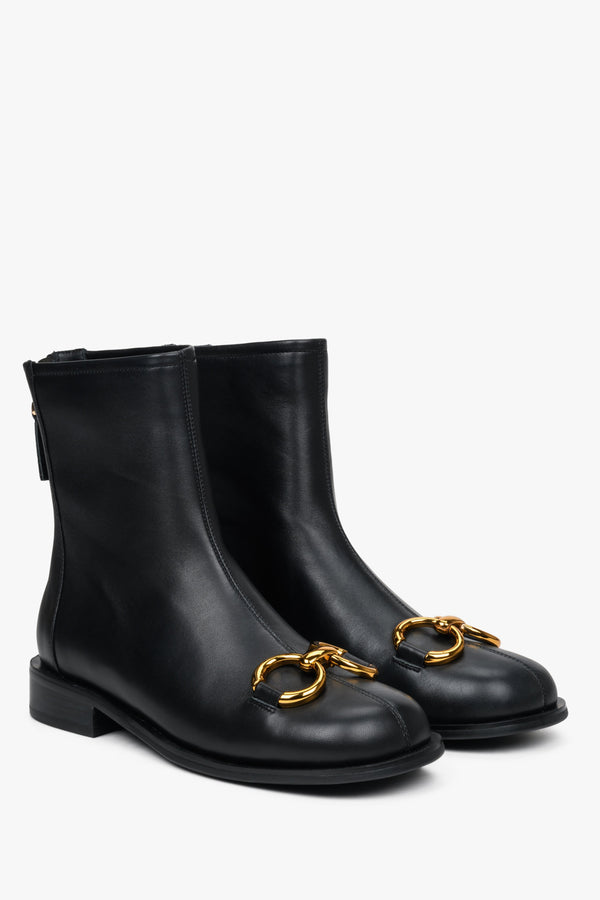 Women's black boots for fall made of genuine leather, Estro brand - presentation of a shoe toe and sideline.