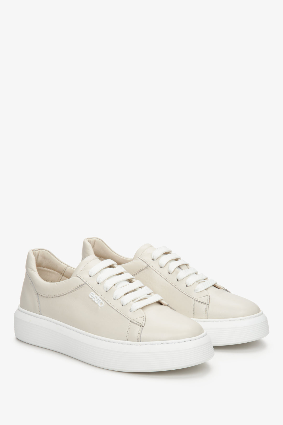Estro women's sneakers in a light beige color made of genuine leather for spring and autumn - presentation of the shoe's toe and side line.