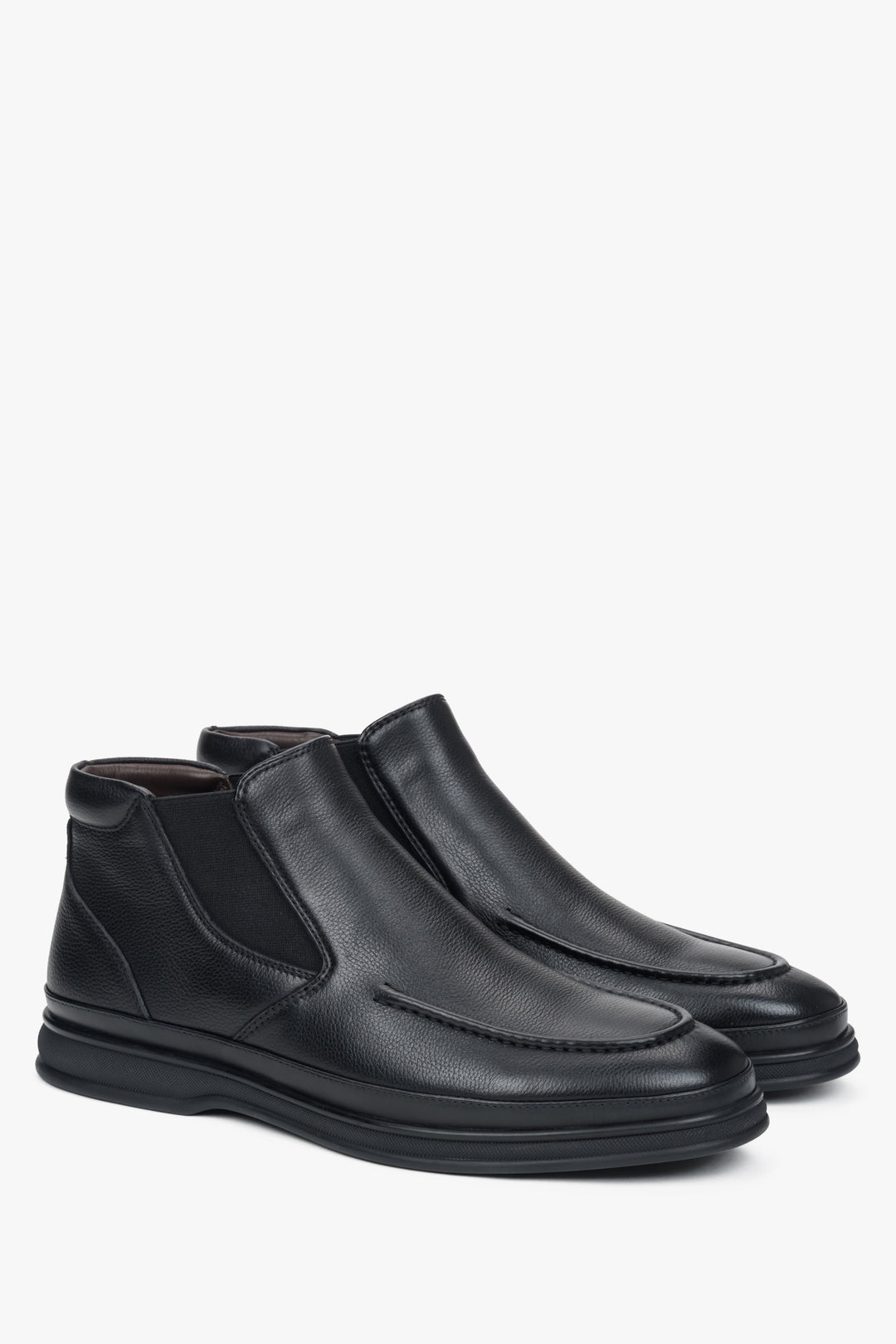 Black slip-on men's chelsea boots made of natural leather Estro – close-up of the side line and toe.