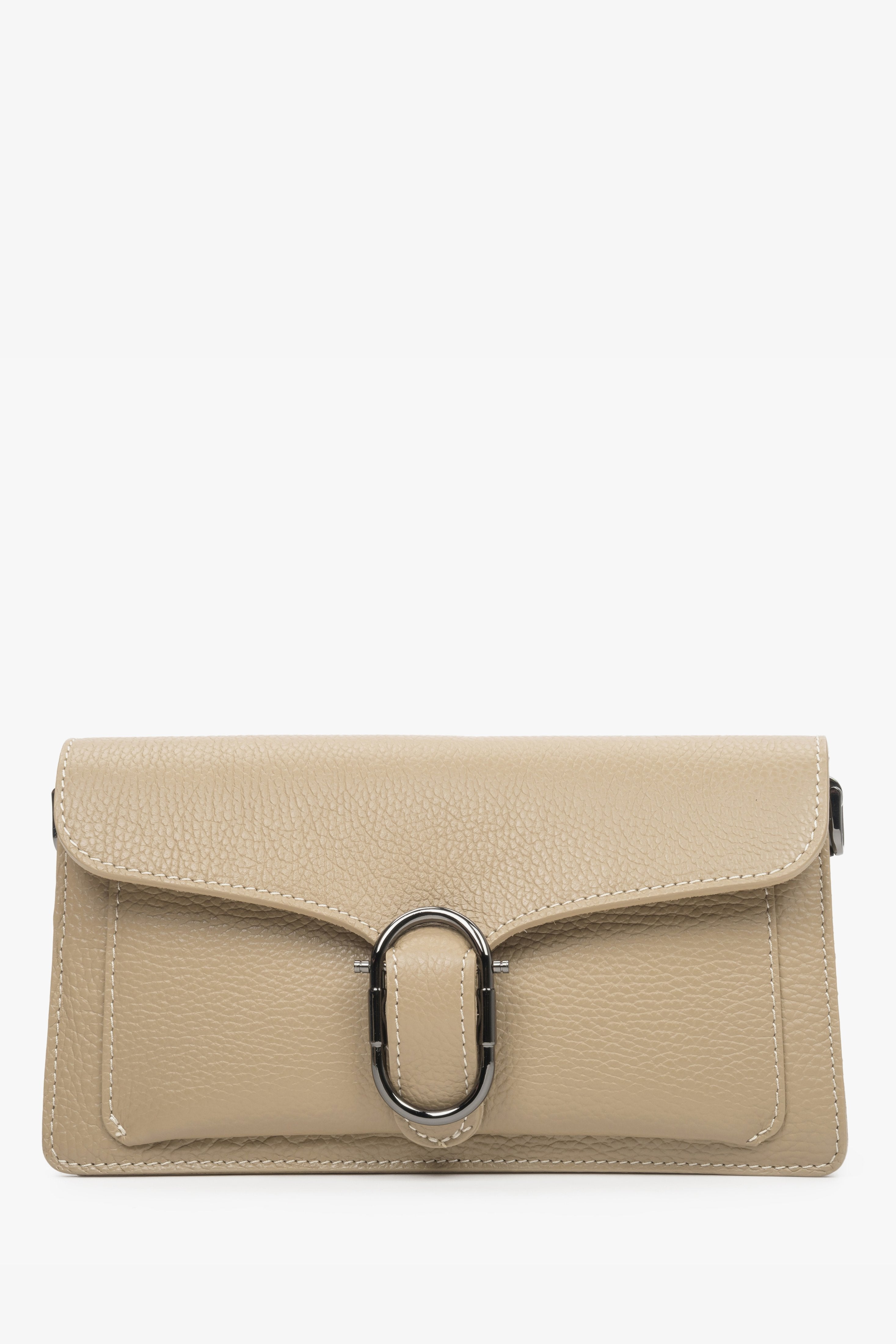 Women's beige shoulder bag by Estro with gold accents.