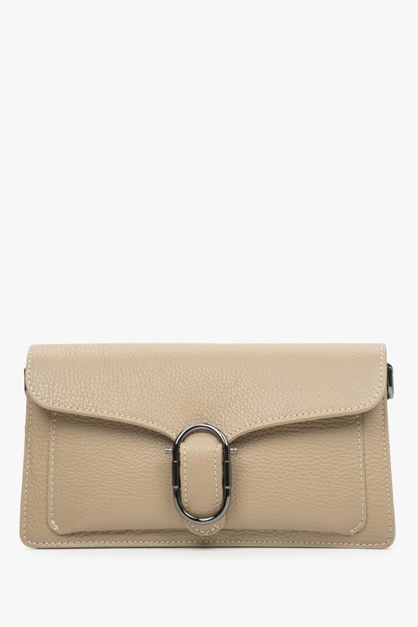 Women's beige shoulder bag by Estro with gold accents.