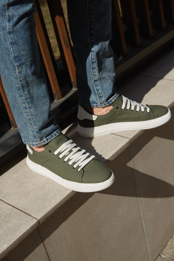 Men's green sneakers made of natural leather by Estro - presentation on a model.