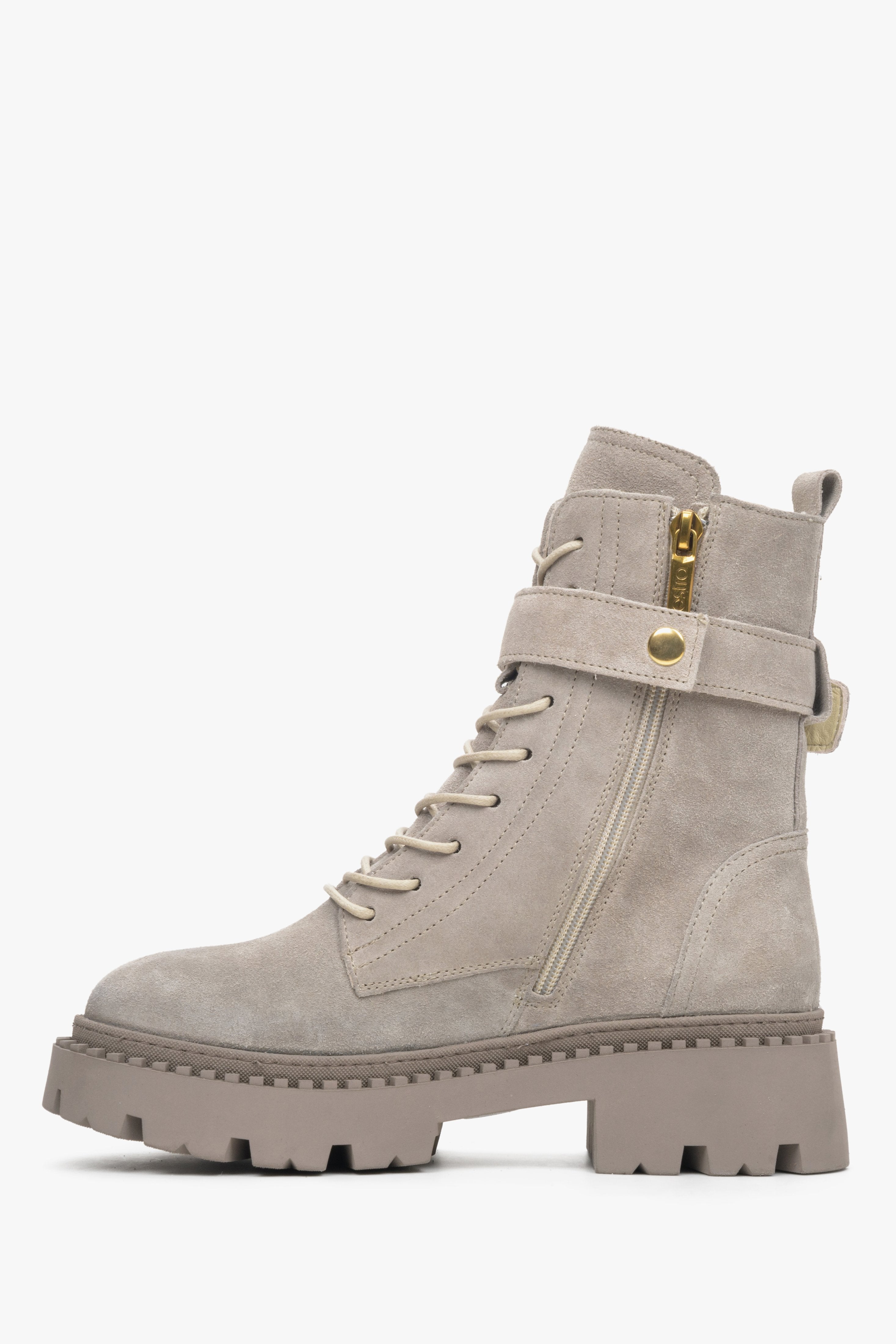 Light grey velour winter boots.