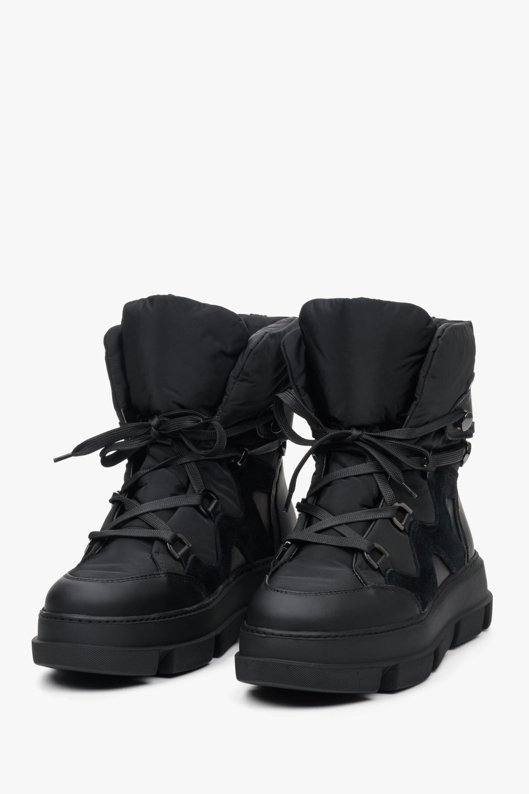 Estro women's winter boots in black - close-up on the front of the shoe and the lacing system.