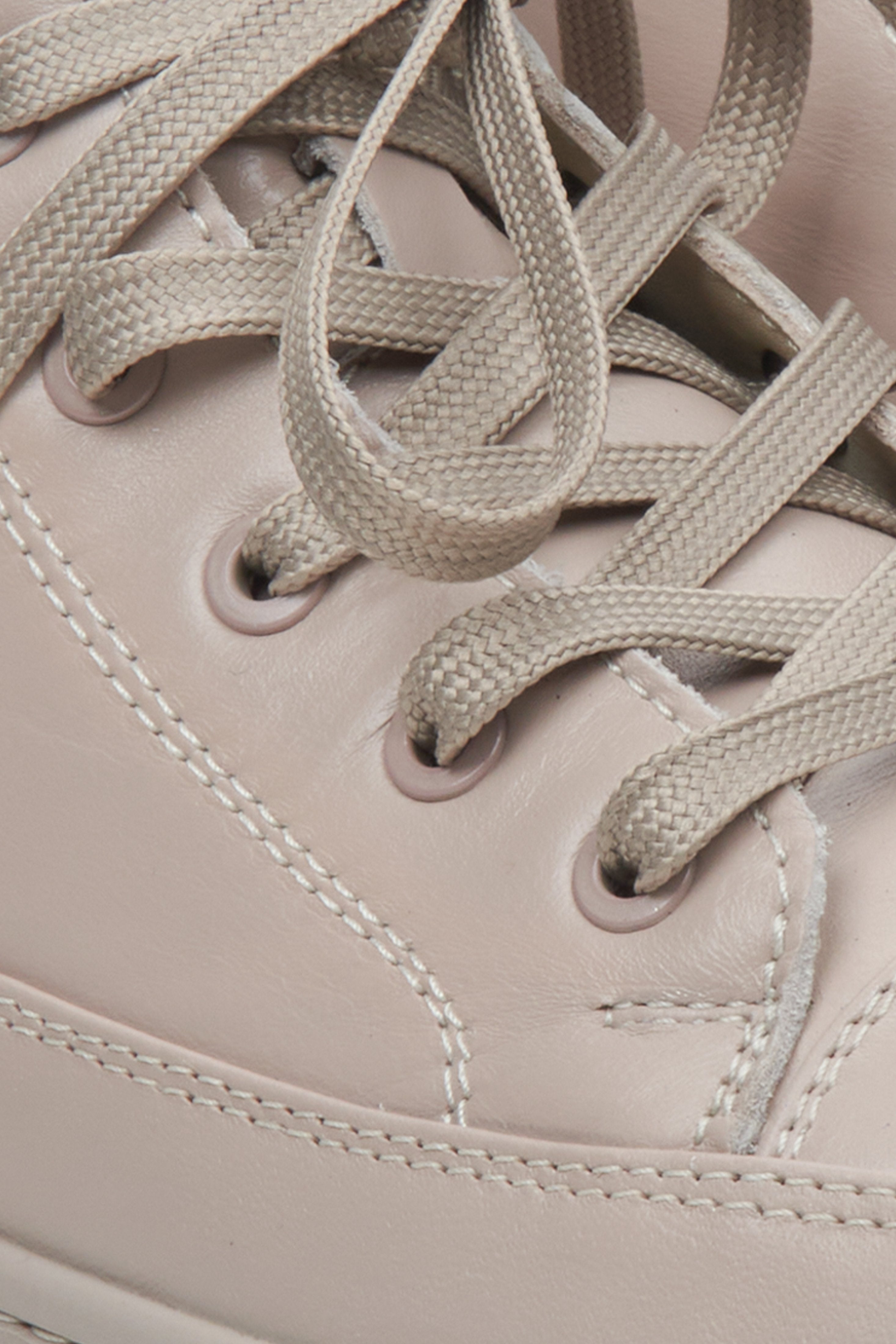 Women's higt-top sneakers in beige leather Estro - close-up on lacing system.