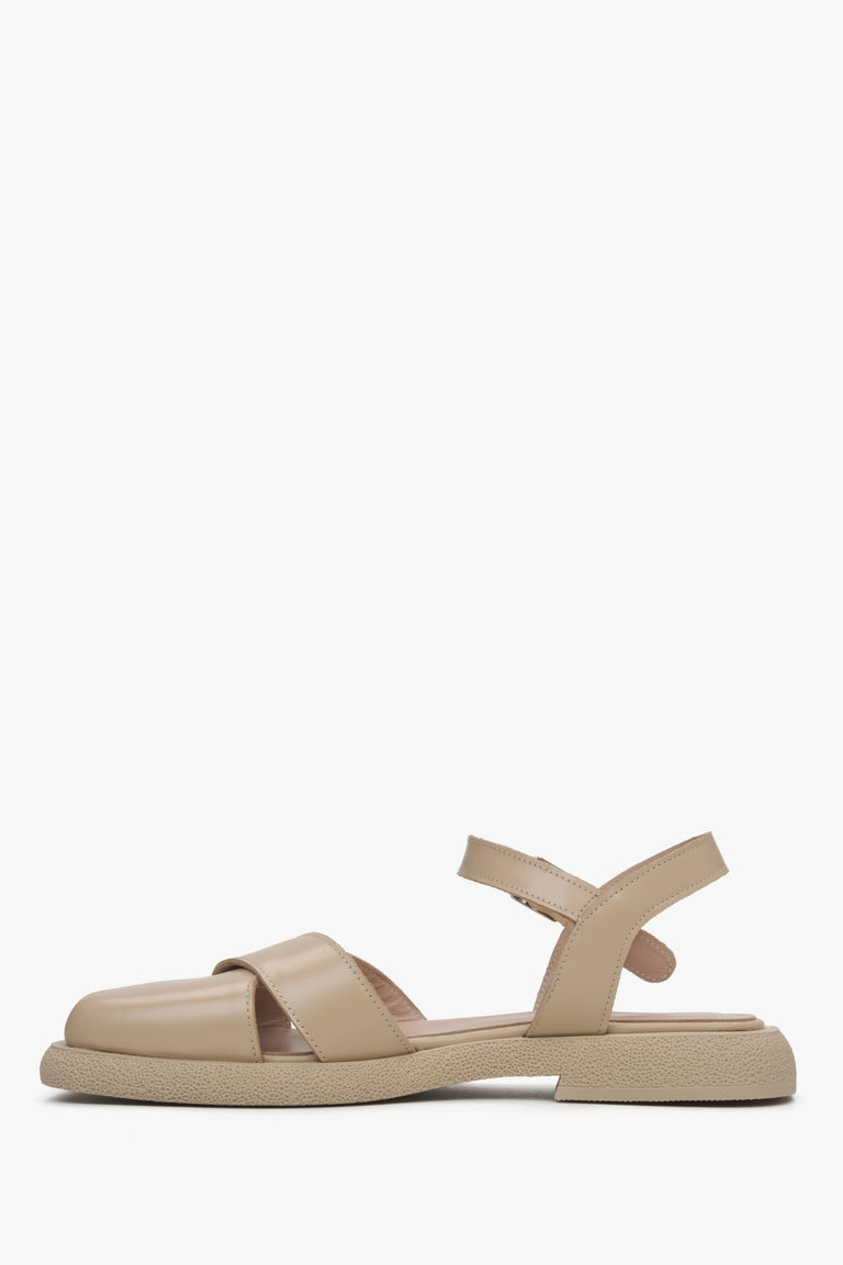 Women's beige leather sandals by Estro - shoe profile.