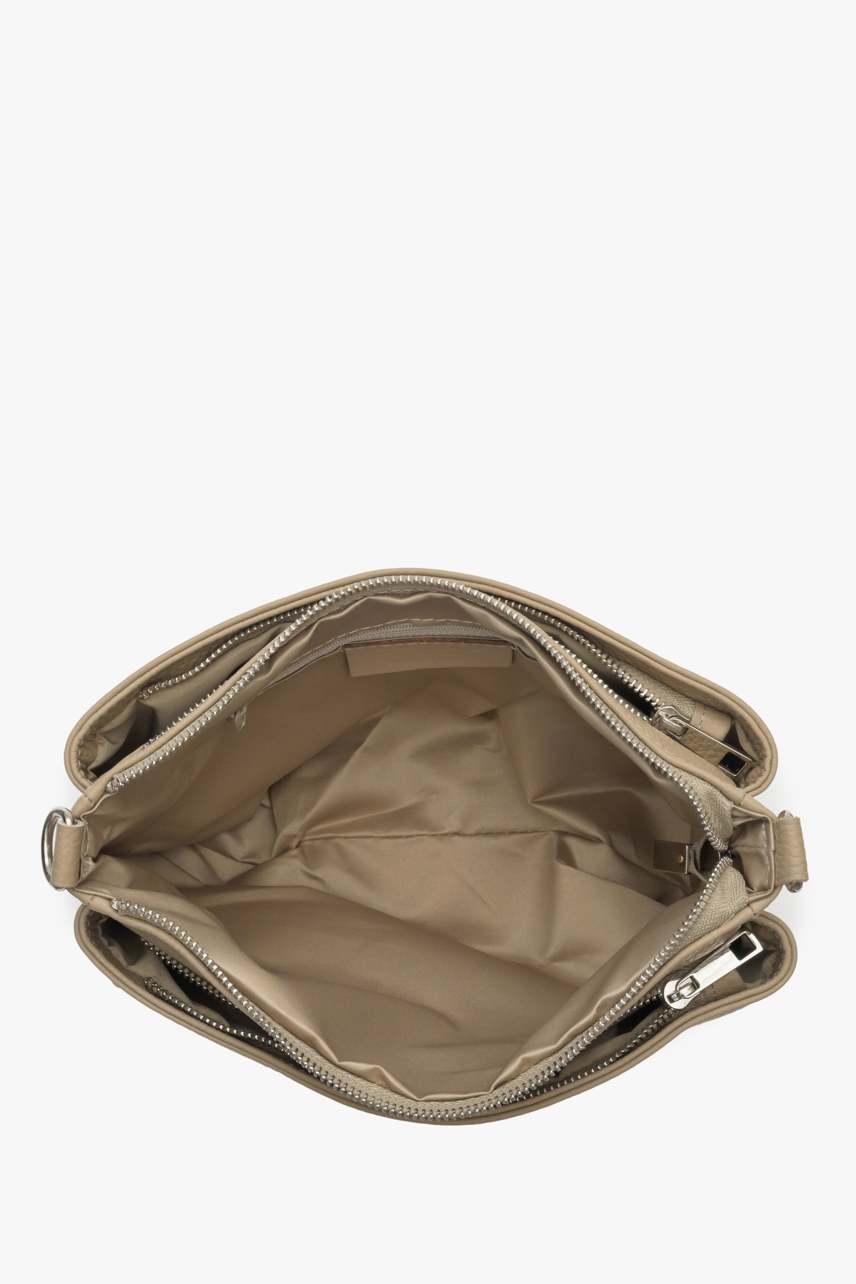 Women's beige Estro crossbody bag made from genuine leather - close-up on the interior of the model.