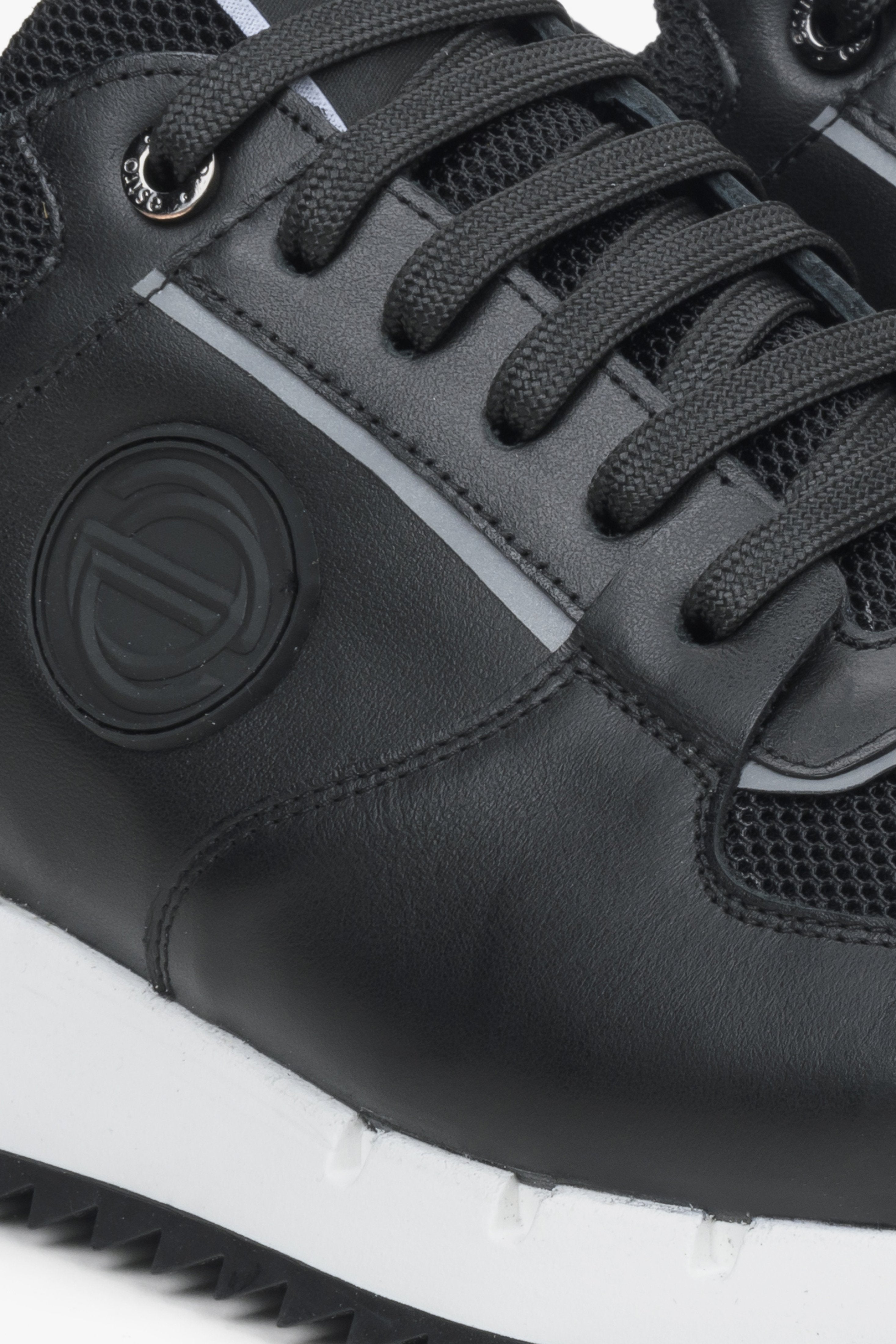 Estro men's black sneakers - close-up on details