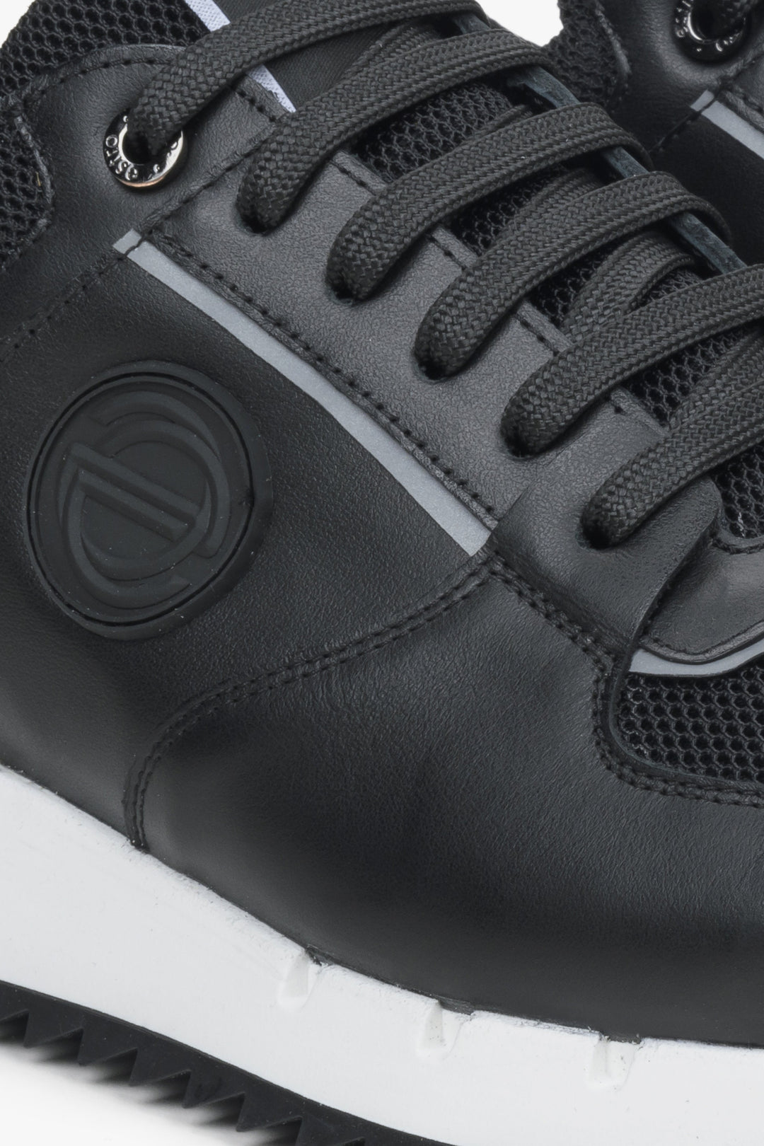 Estro men's black sneakers - close-up on details
