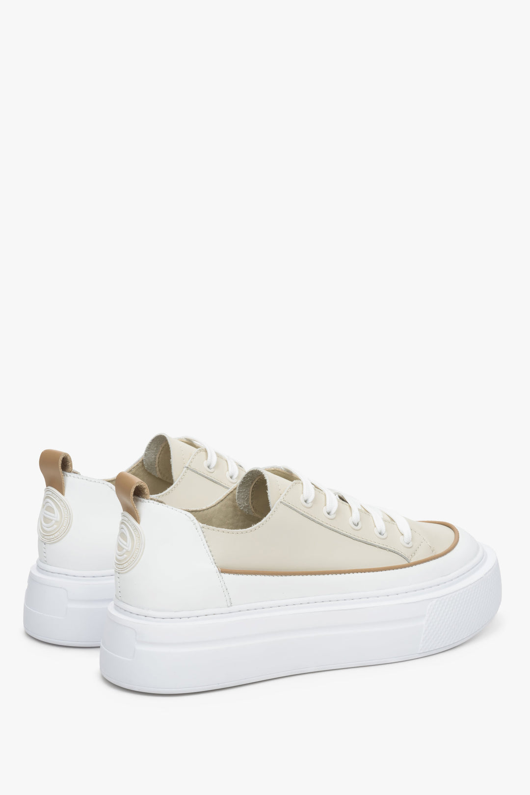 Women's low top leather sneakers Estro in beige and white - a close-up on shoeline/