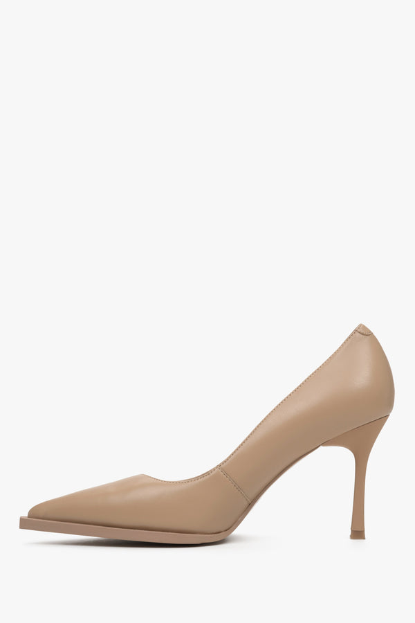 Women's beige leather pumps by Estro - shoe profile.