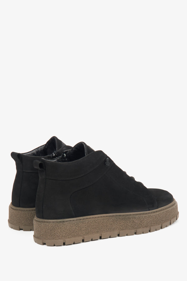 Men's high-top sneakers made of nubuck by Estro in black - close-up of the heel and side line of the shoes.