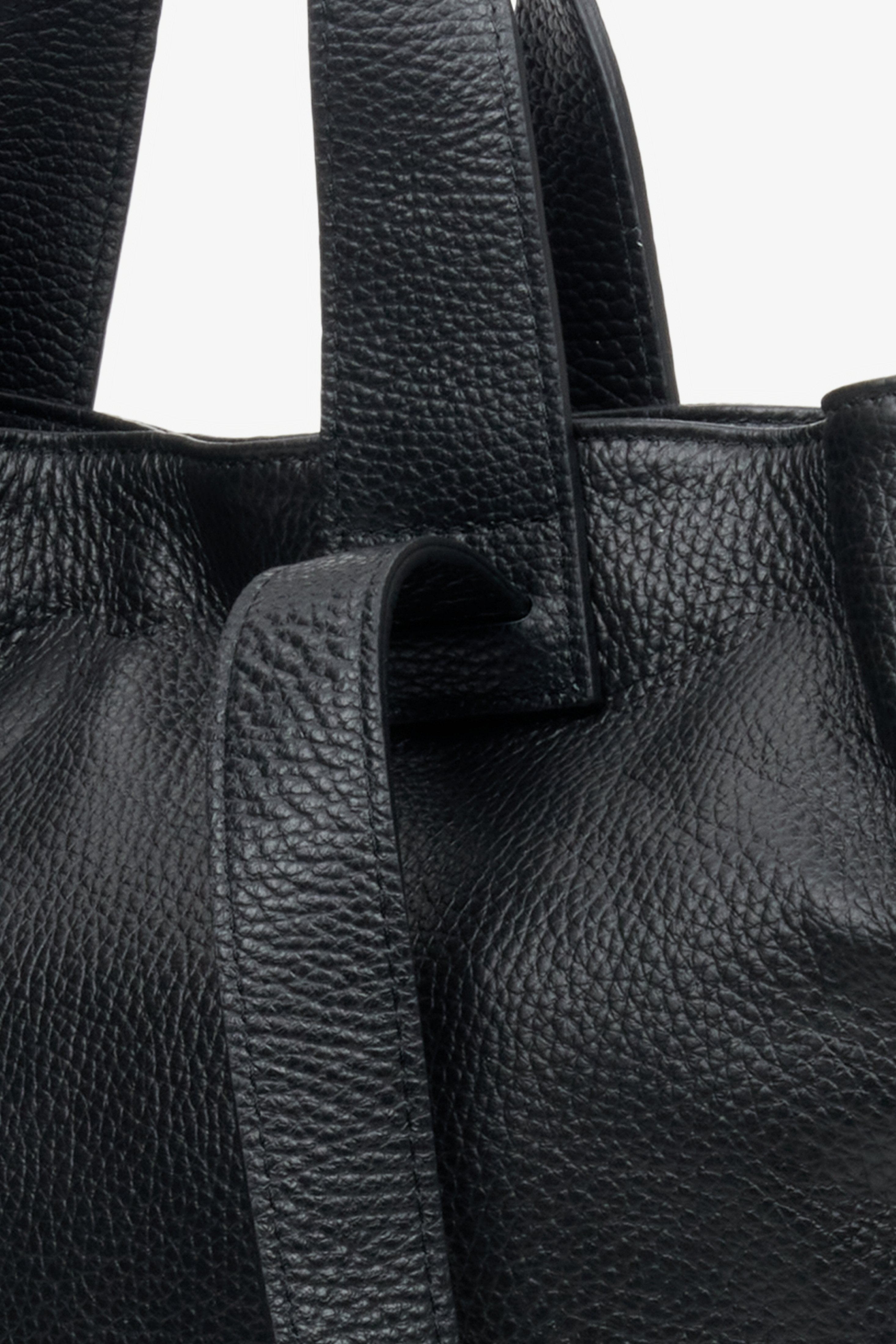 Women's leather large handbag in black by Estro - close-up on the details.