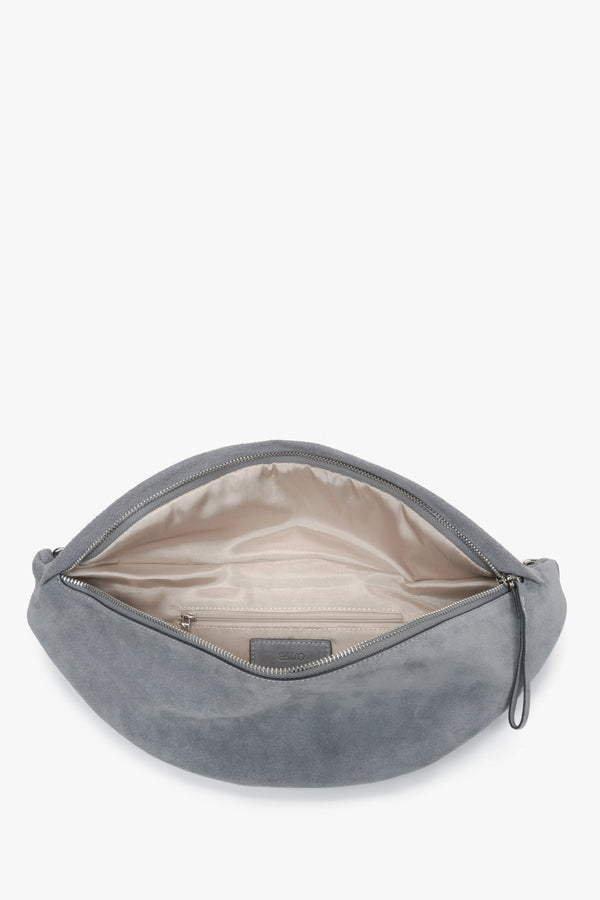 Stylish men's fanny pack made of grey natural velour by Estro – interior view.