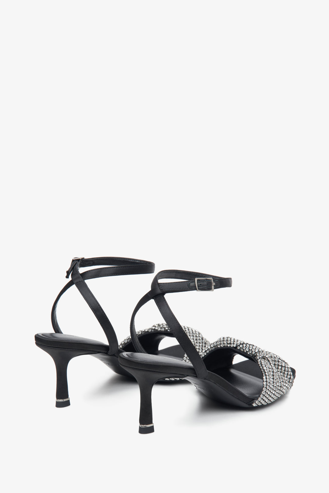 Women's leather sandals - presentation of the footwear from above.