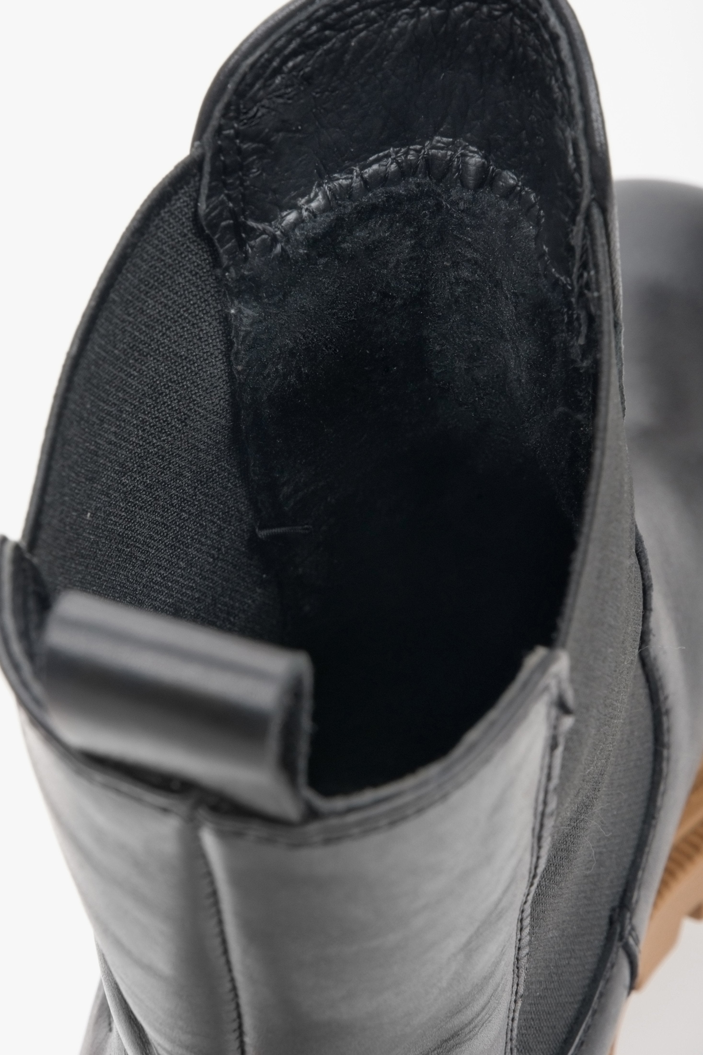 Stylish fall chelsea boot in black by Estro - close-up on lining.