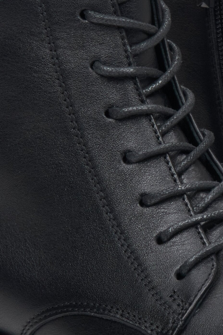 Estro women's winter boots made of genuine leather - close-up of the lacing system.