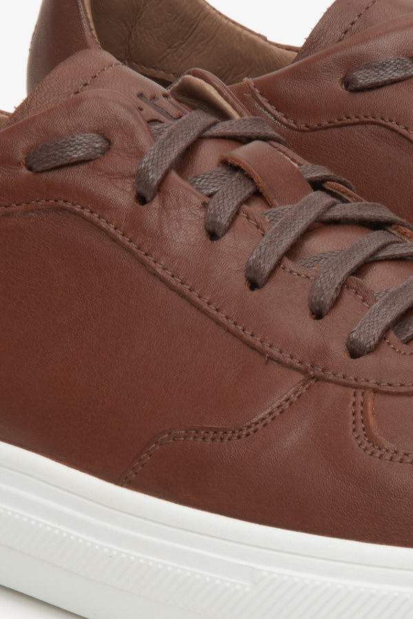 Fall men's Estro sneakers in brown - close-up of the lacing system and stitching.