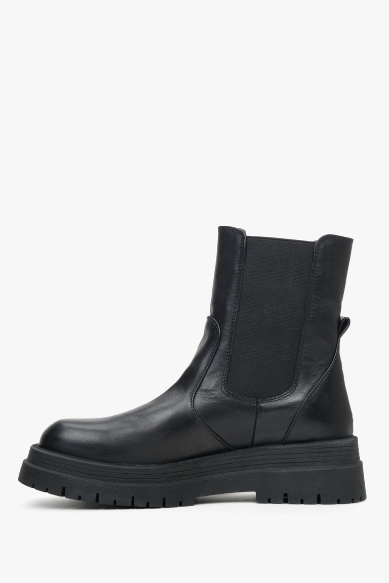 Women's black raised ankle boots made of genuine leather with an elastic insert by Estro - close-up on the shoe profile.