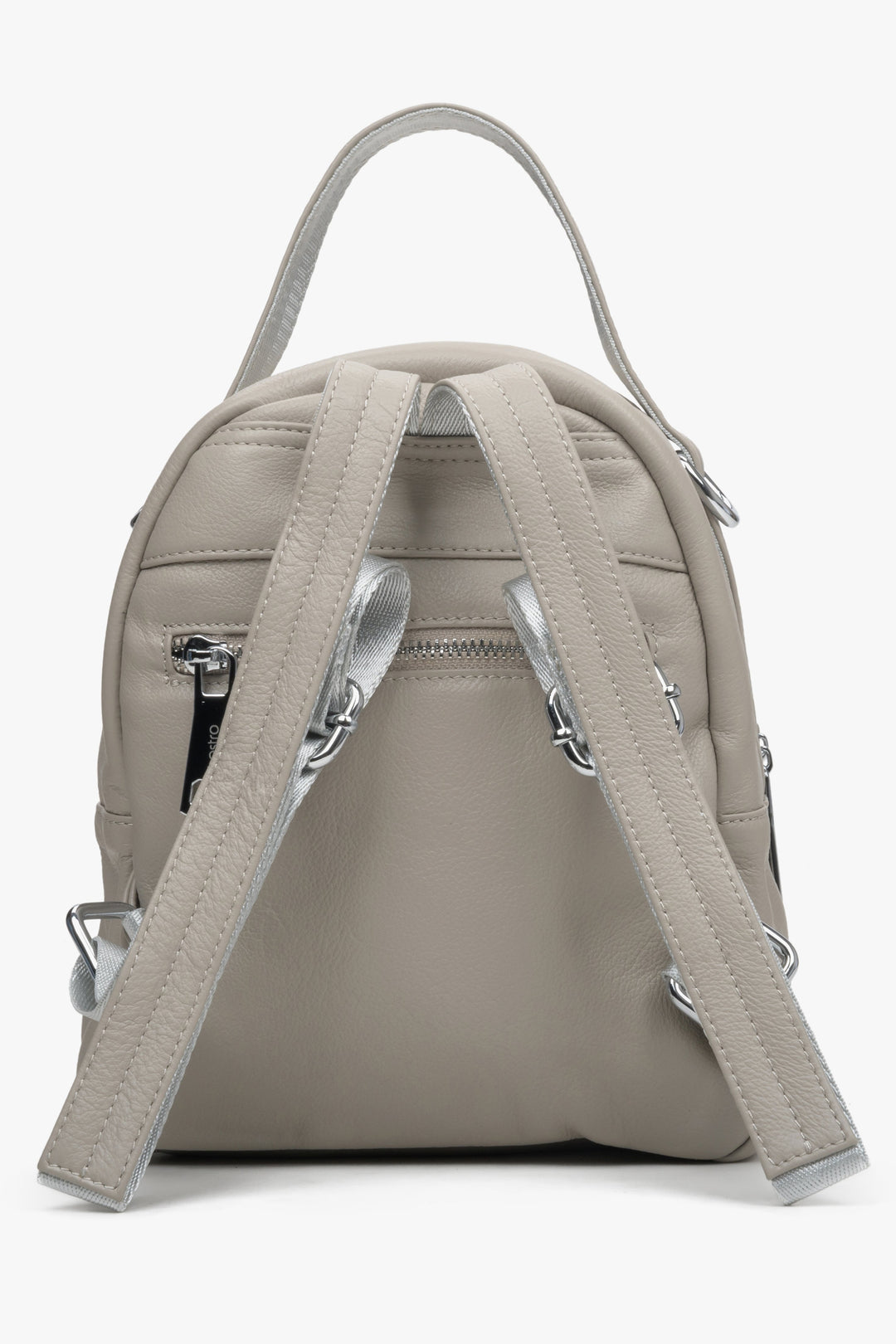Urban, women's beige backpack by Estro made of genuine leather - close-up of the back of the model.