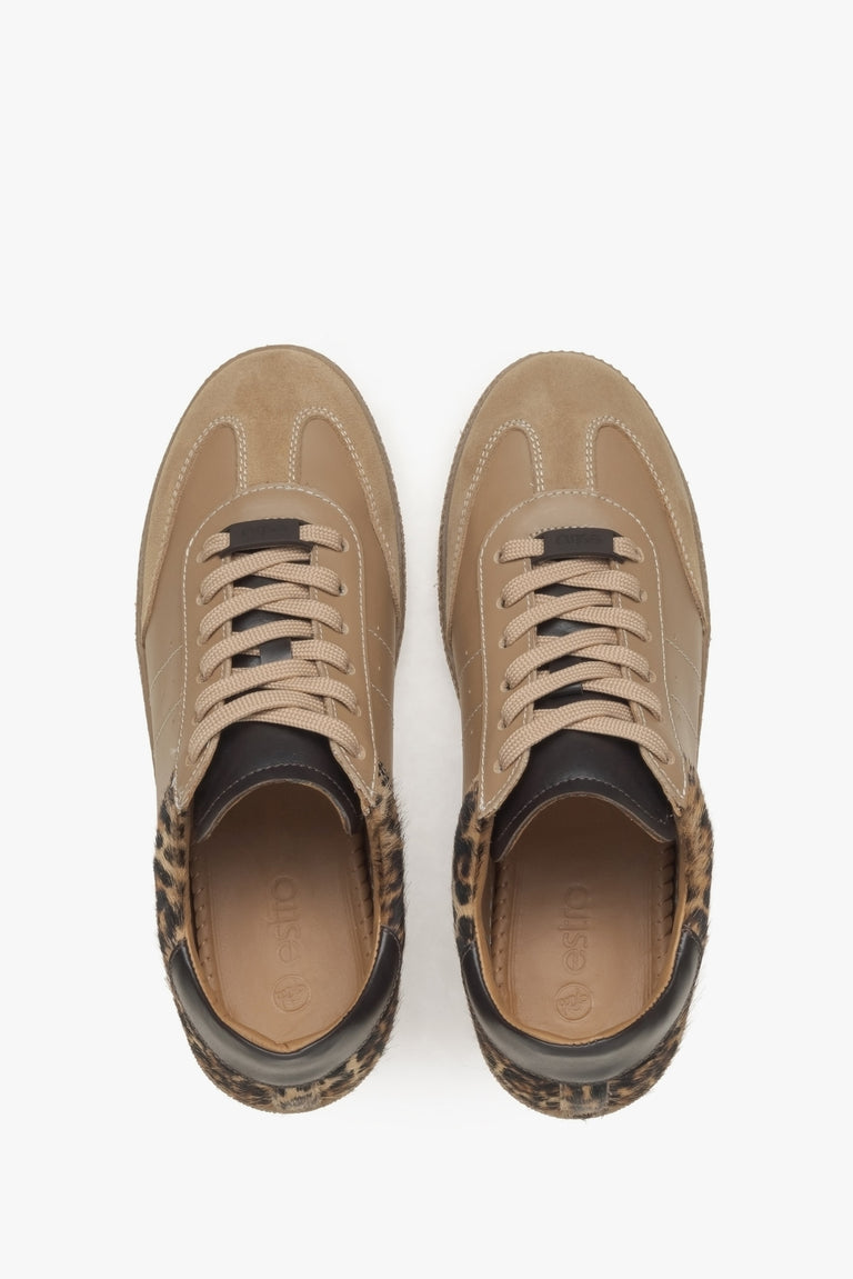 Estro leather women's light brown sneakers - model presentation from above.