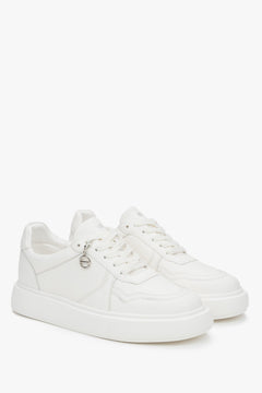 Stylish white Estro women's sneakers, made of natural leather and set on a flexible, comfortable sole.