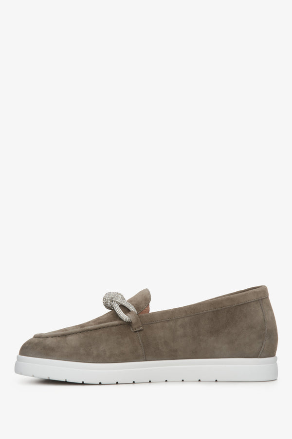 Estro women's velour moccasins in grey and brown - shoe profile.