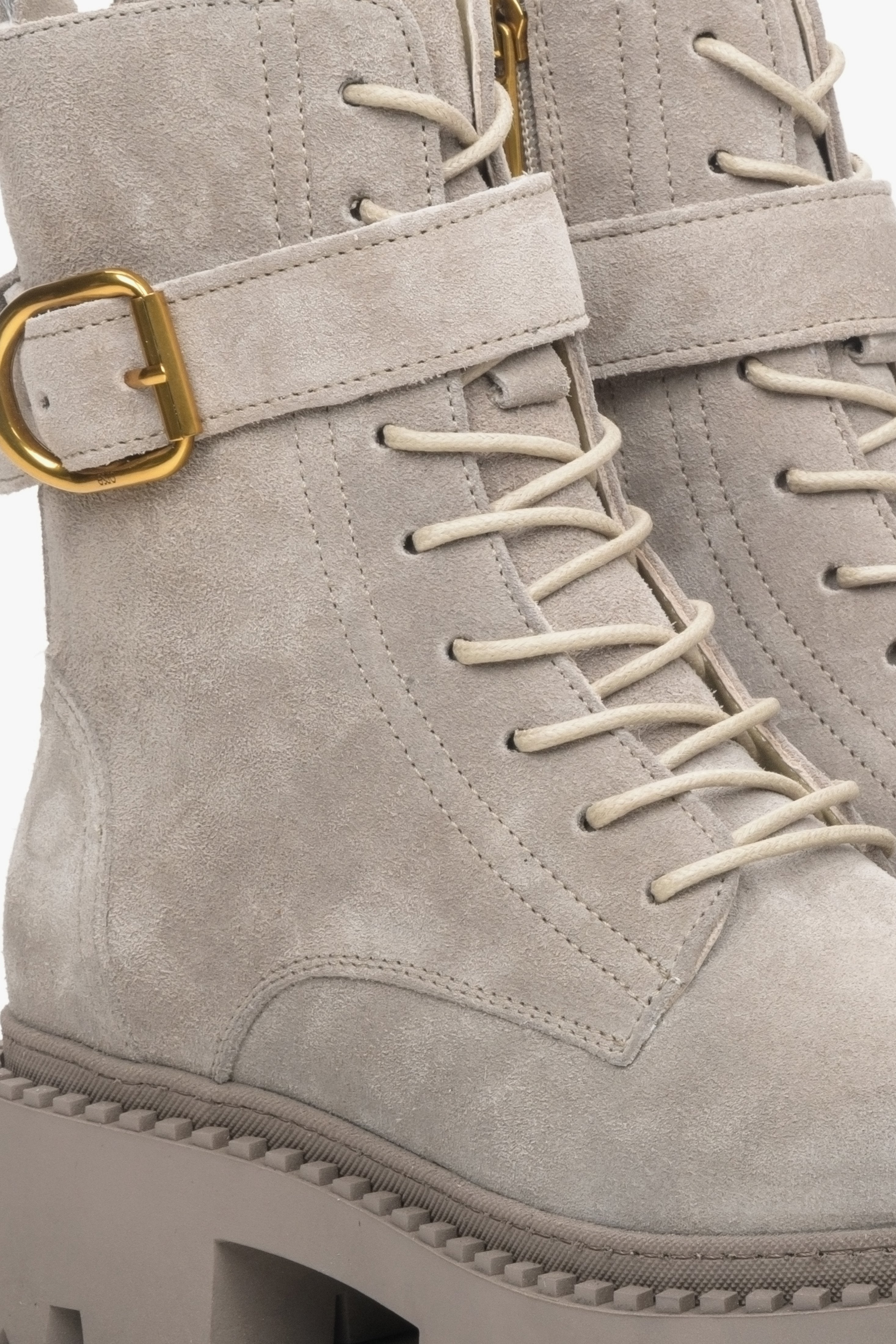 Light grey women's ankle boots Estro - a close-up on details.