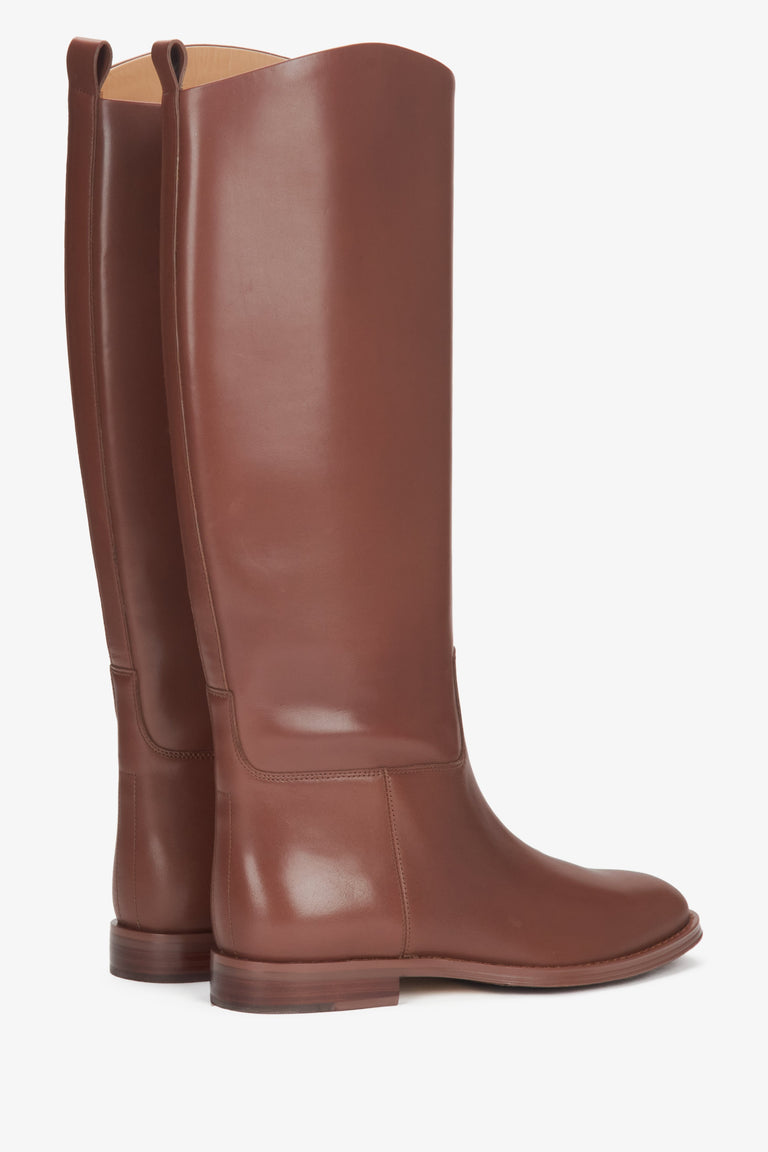 Women's brown knee-high boots made of genuine leather with a wide shaft Estro - close-up of the side line and heel.