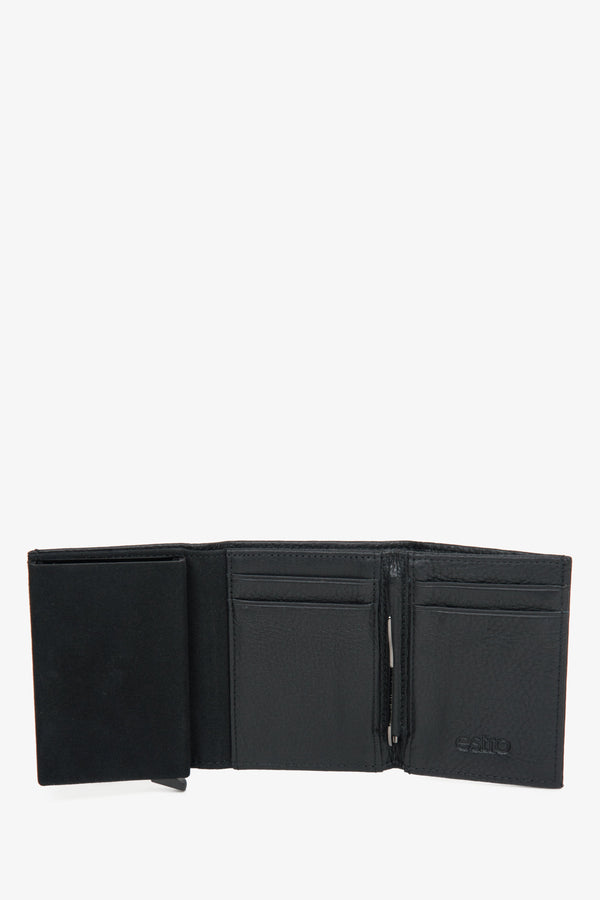 The interior of the handy fold-out men's wallet by Estro.