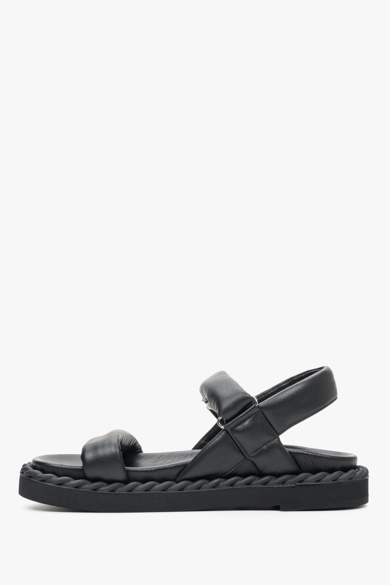 Estro women's black leather sandals for summer - shoe side.
