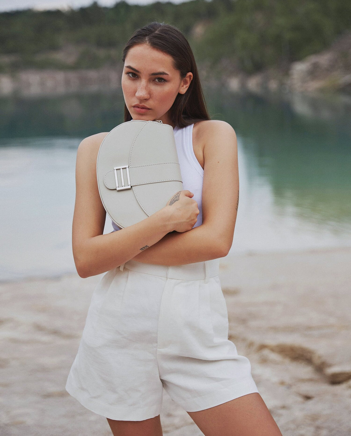 Estro women's handbag with two straps in a timeless light beige color.