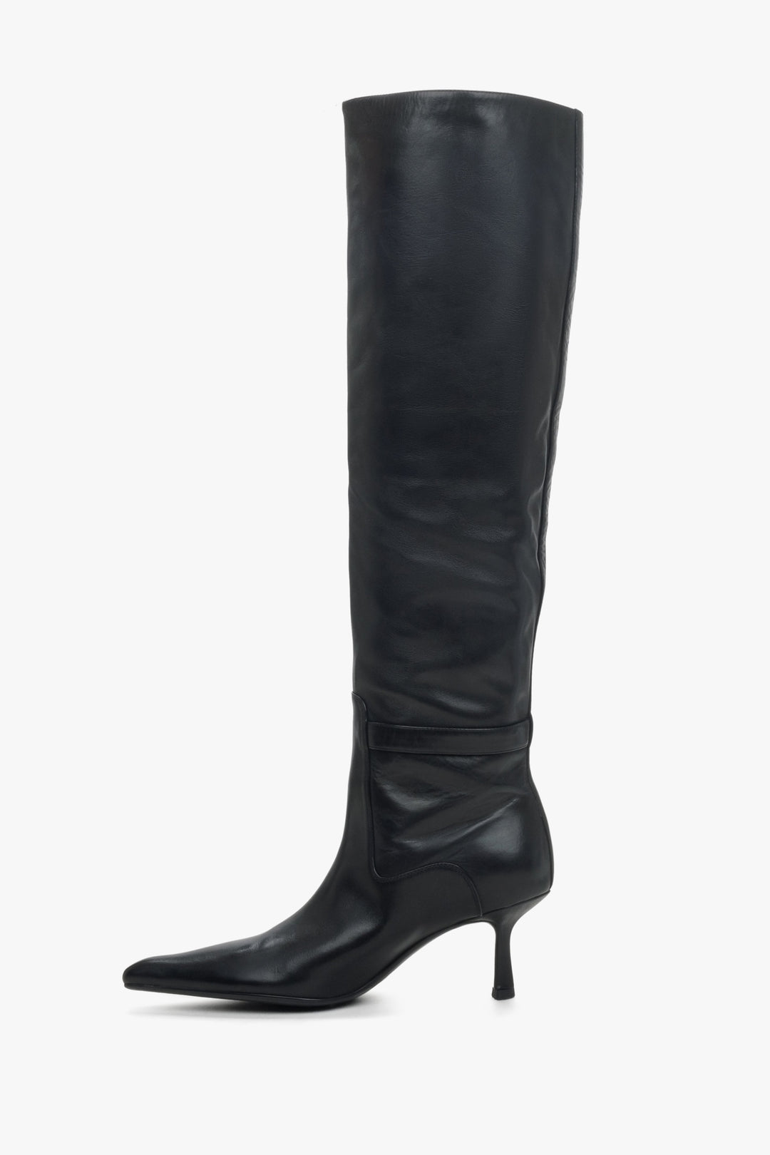 Women's leather boots in black by Estro - shoe profile.
