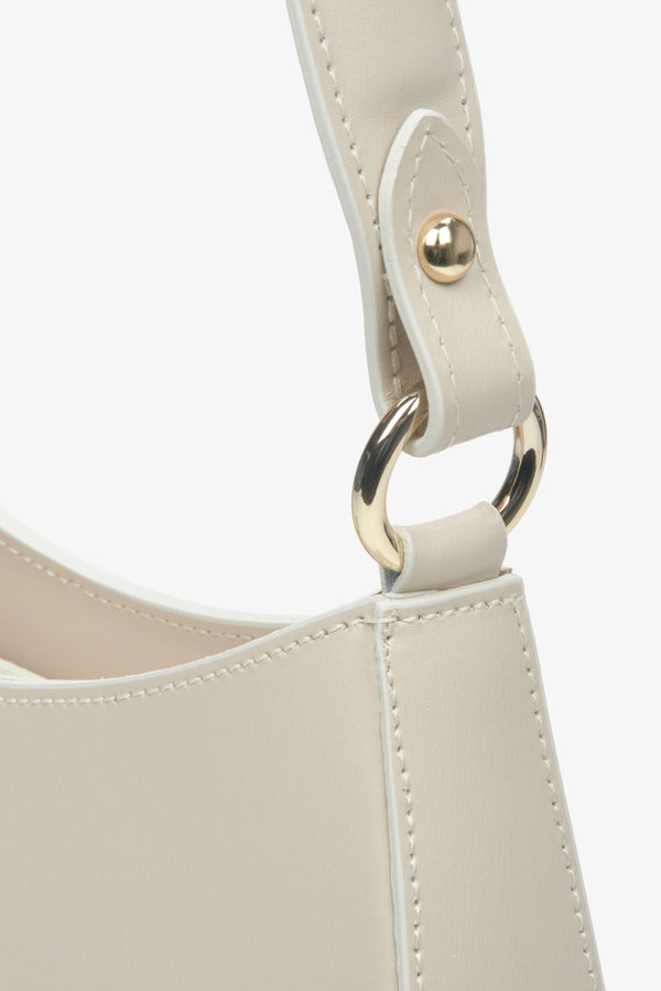 Women's Italian natural leather shoulder bag in beige.