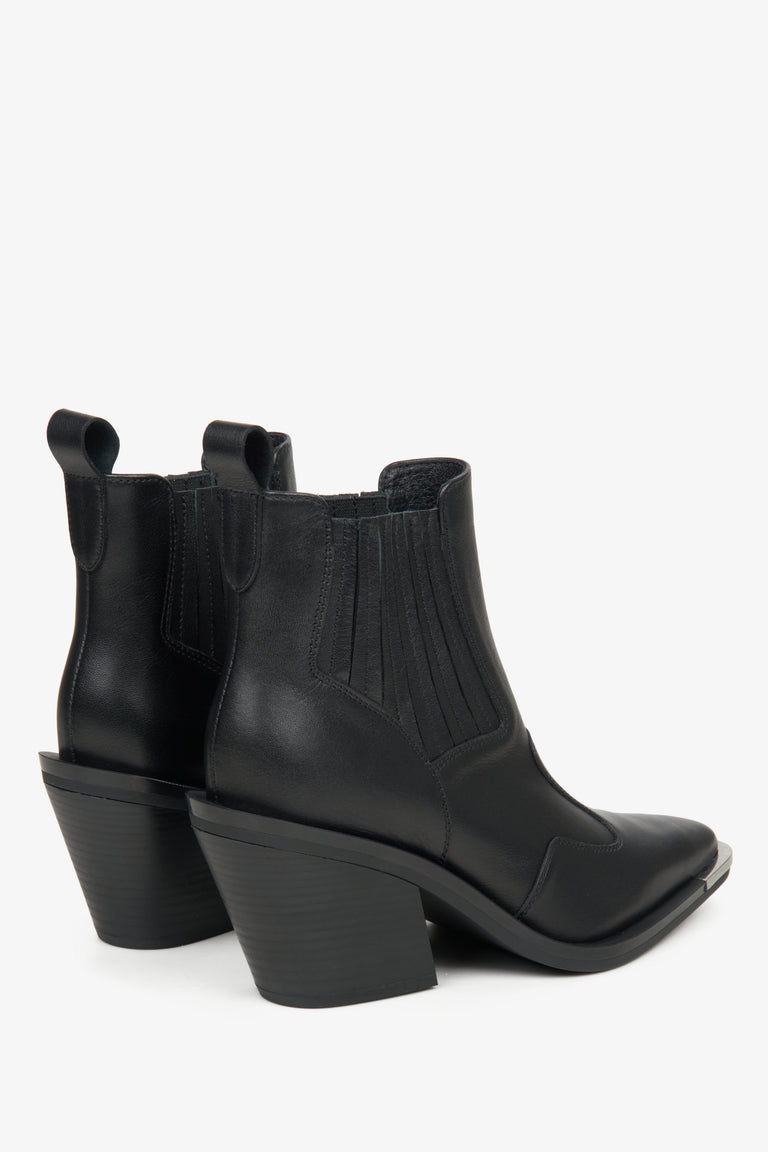 Estro black leather women's cowboy boots - close-up on the heel.