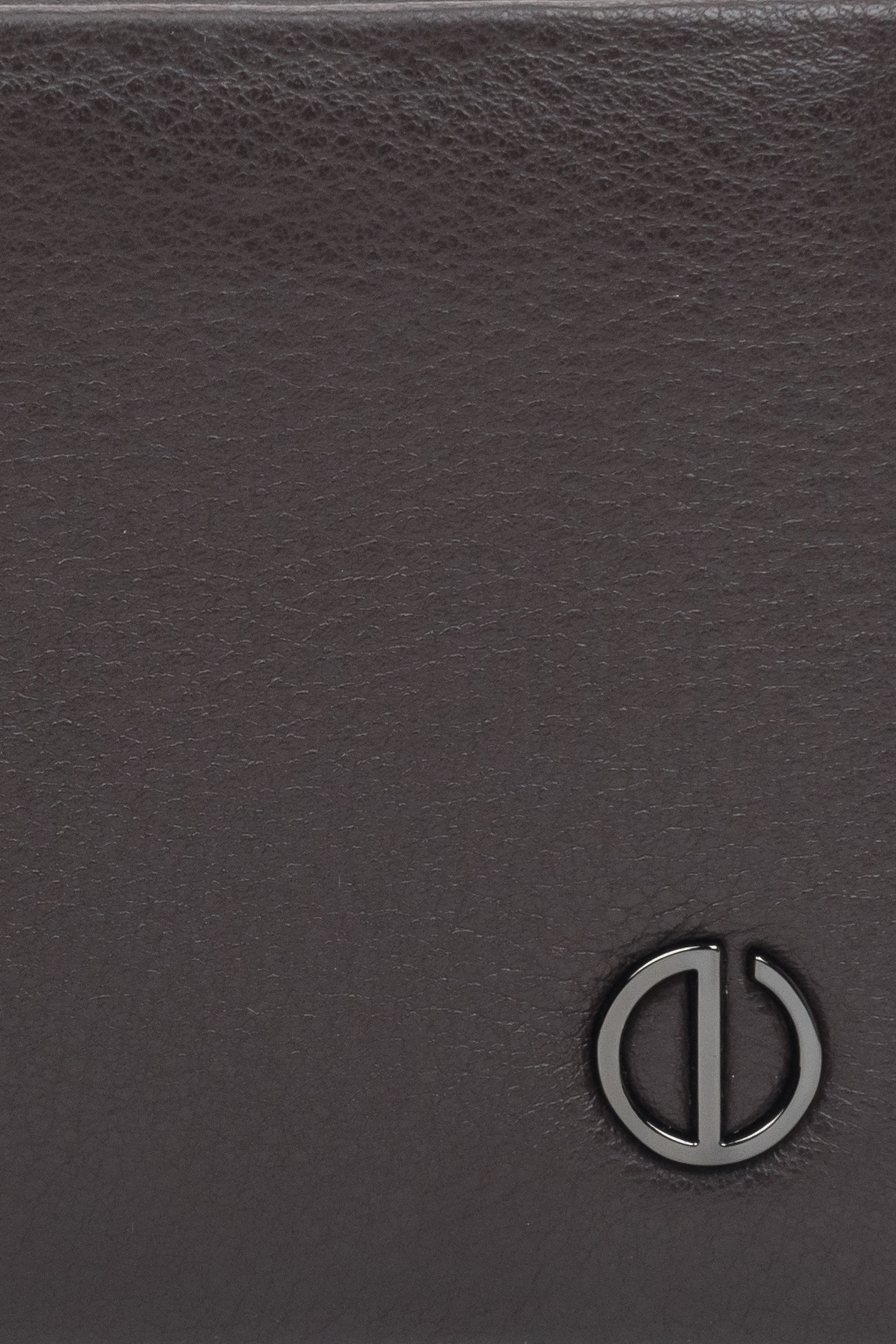 Men's wallet in dark brown, made of genuine leather with a subtle Estro logo - details.