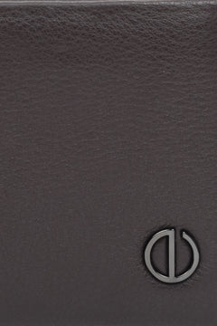 Men's wallet in dark brown, made of genuine leather with a subtle Estro logo - details.