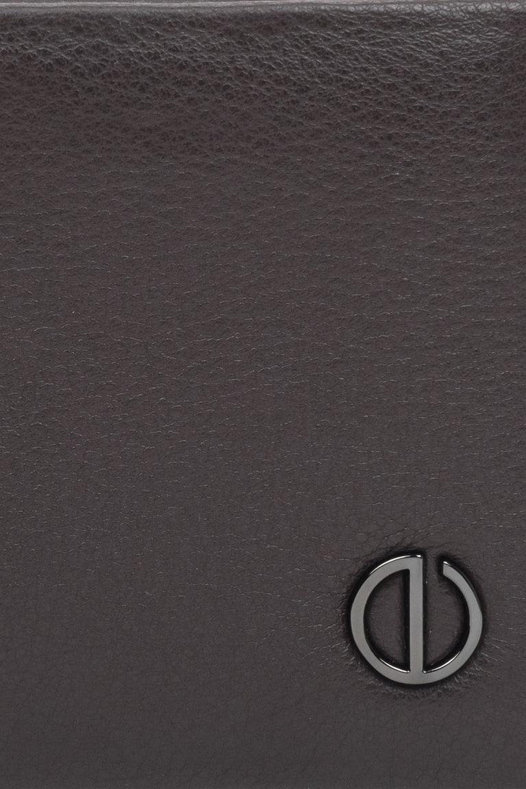 Men's wallet in dark brown, made of genuine leather with a subtle Estro logo - details.