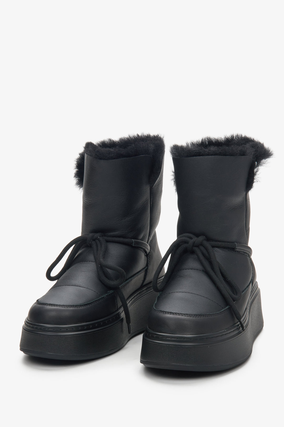 Women's black leather snow boots Estro - a cloes-up at the tip of the toe.