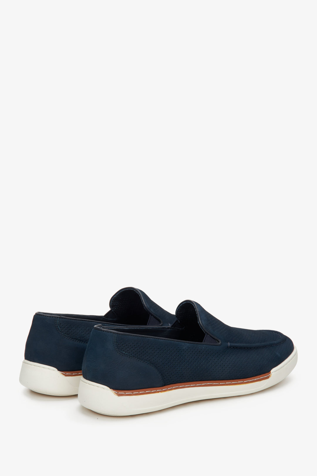 Navy blue nubuck men's moccasins by Estro - presentation of the heel and side seam of the shoes.