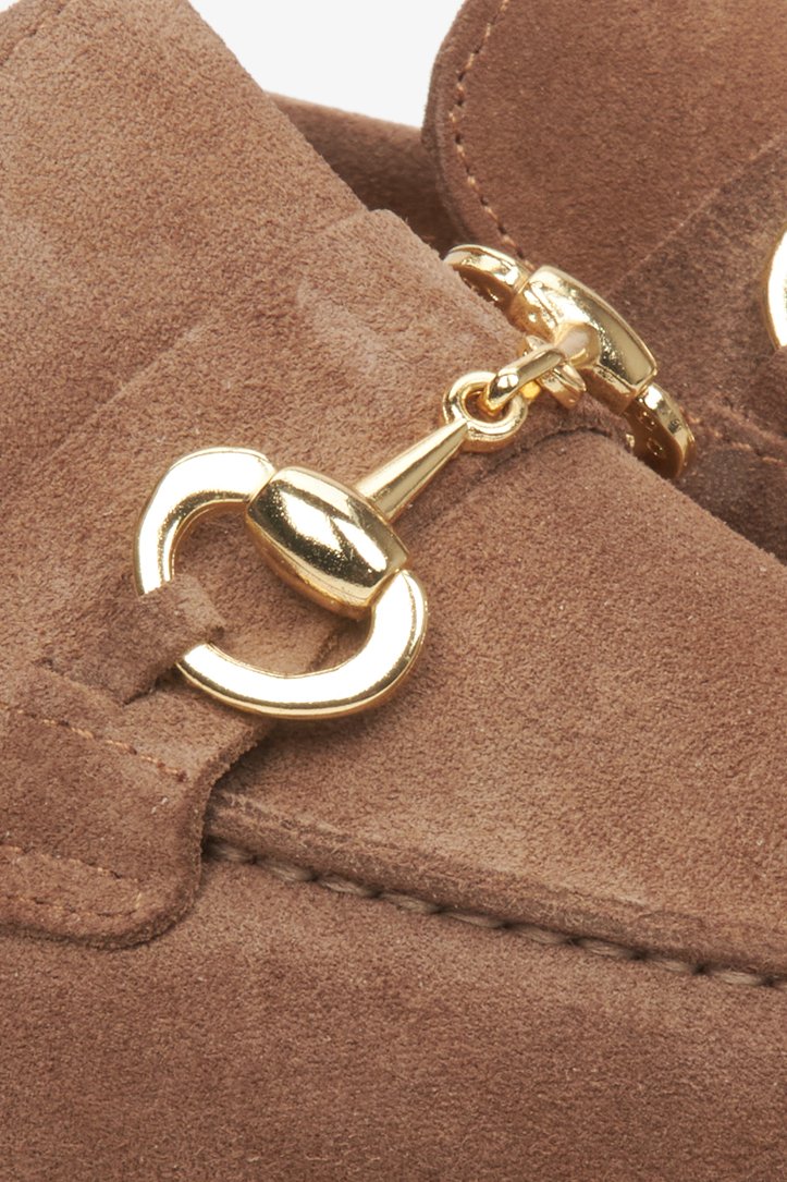 Light brown women's loafers Estro - a close-up on details.