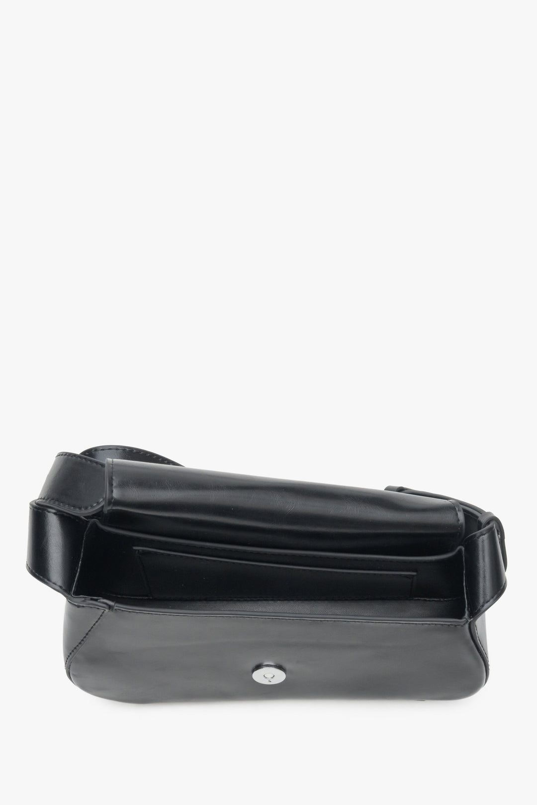 Estro's women's black baguette bag made of genuine leather - close-up of the interior of the model.