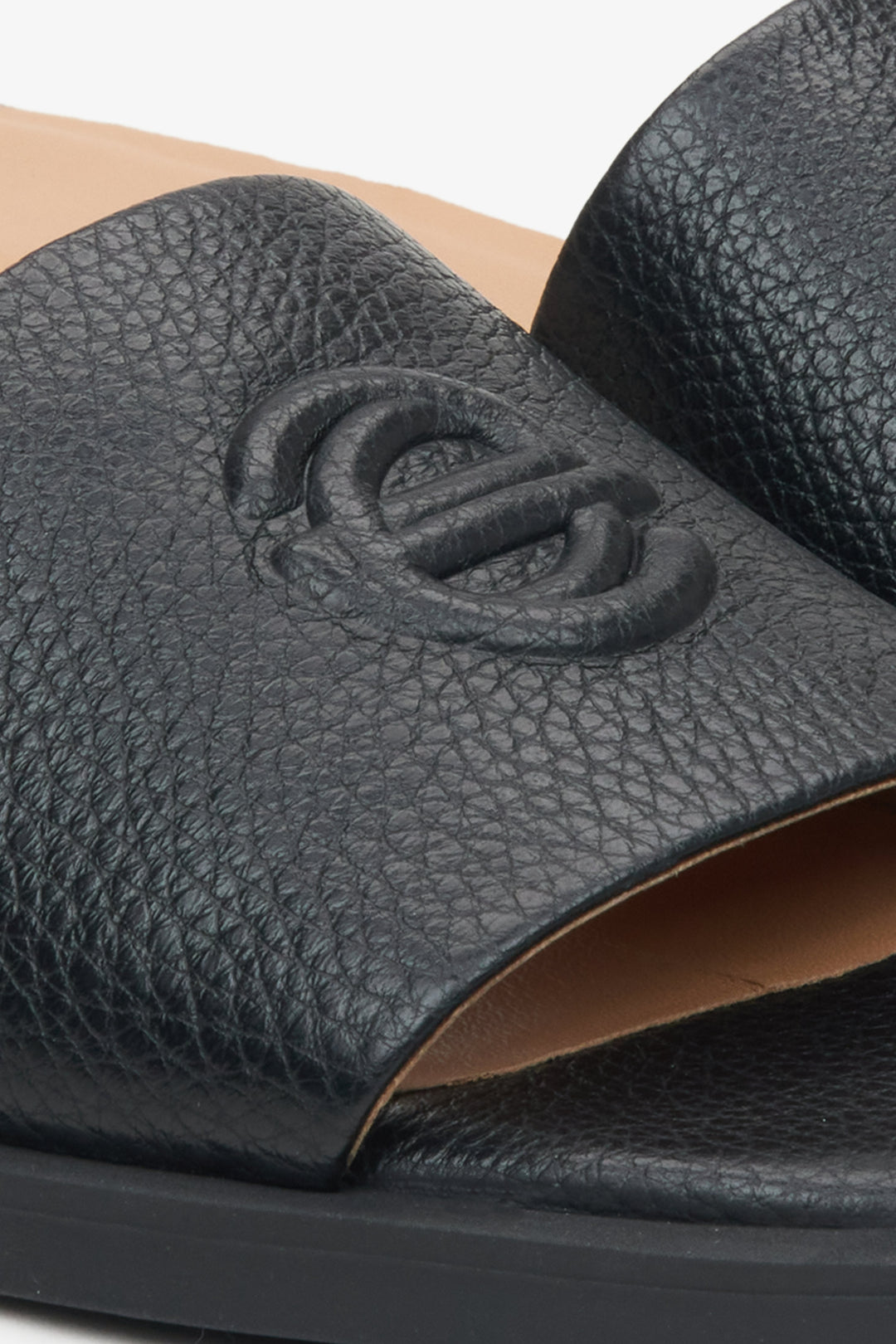 Women's black leather flip-flops by Estro - top view presentation of the model.