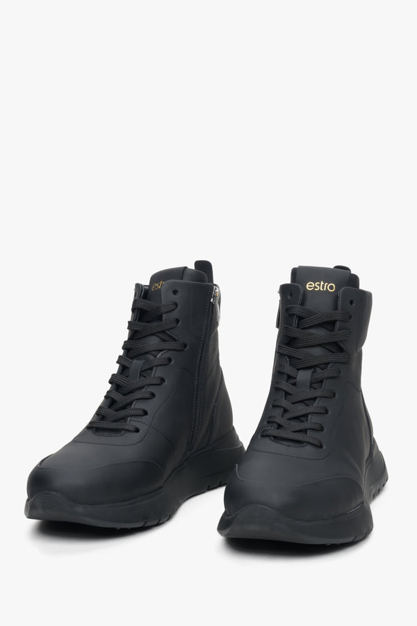 Women's high-top black sneakers with laces by Estro.