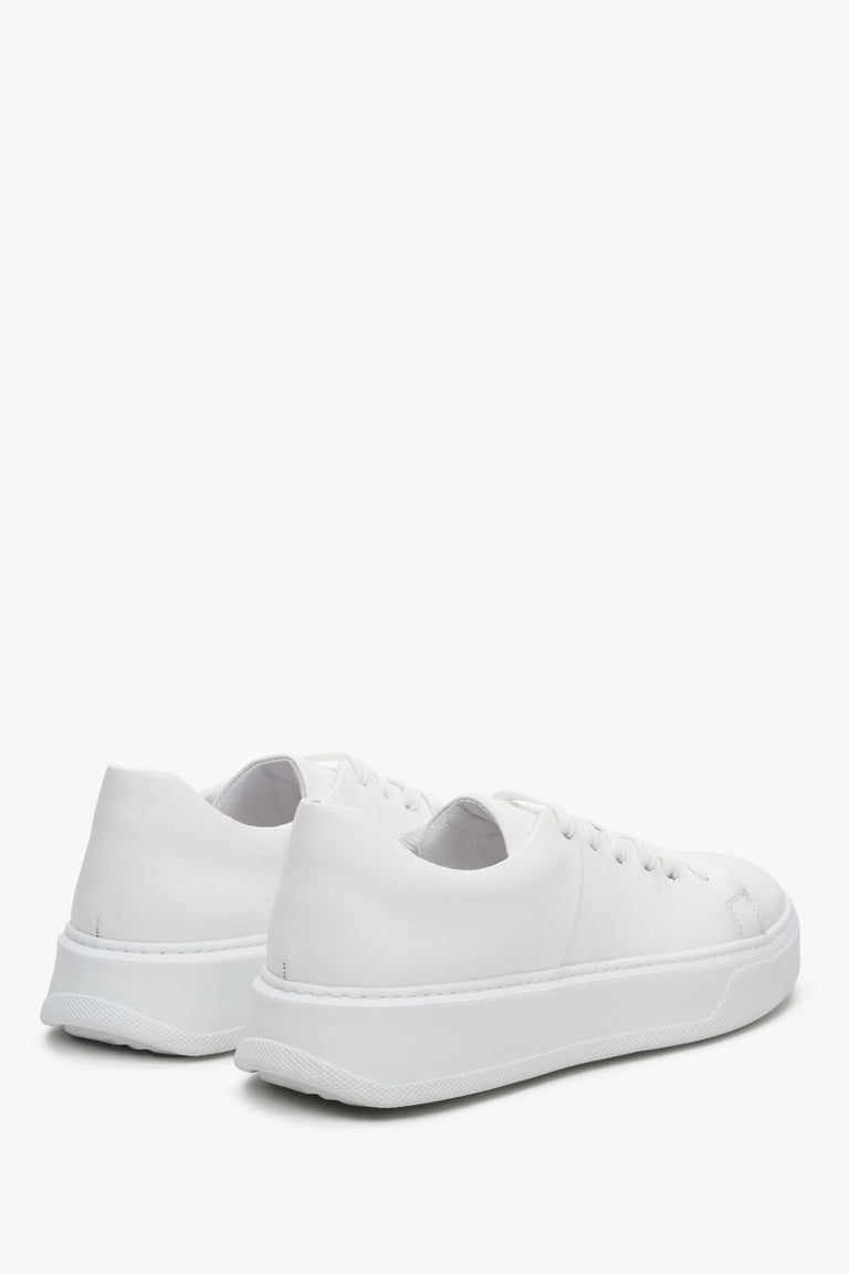 Women's white leather sneakers by Estro - presentation of the heel and side seam of the shoe.