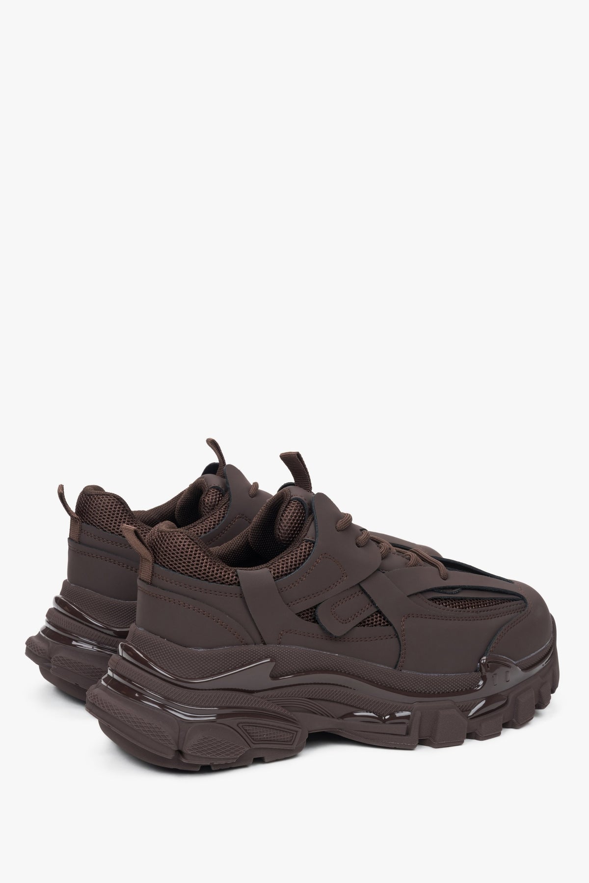 ES8 women's sneakers in dark brown for spring and autumn - close-up on the heel counter and side seam.