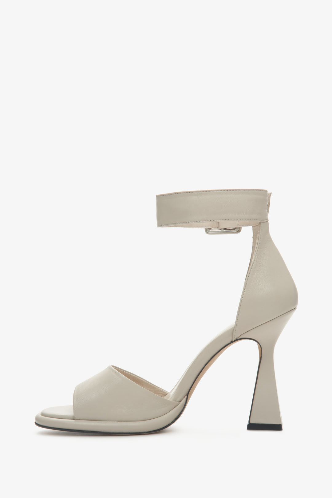Women's Estro natural leather sandals fastened at the ankle with a funnel heel, beige color.