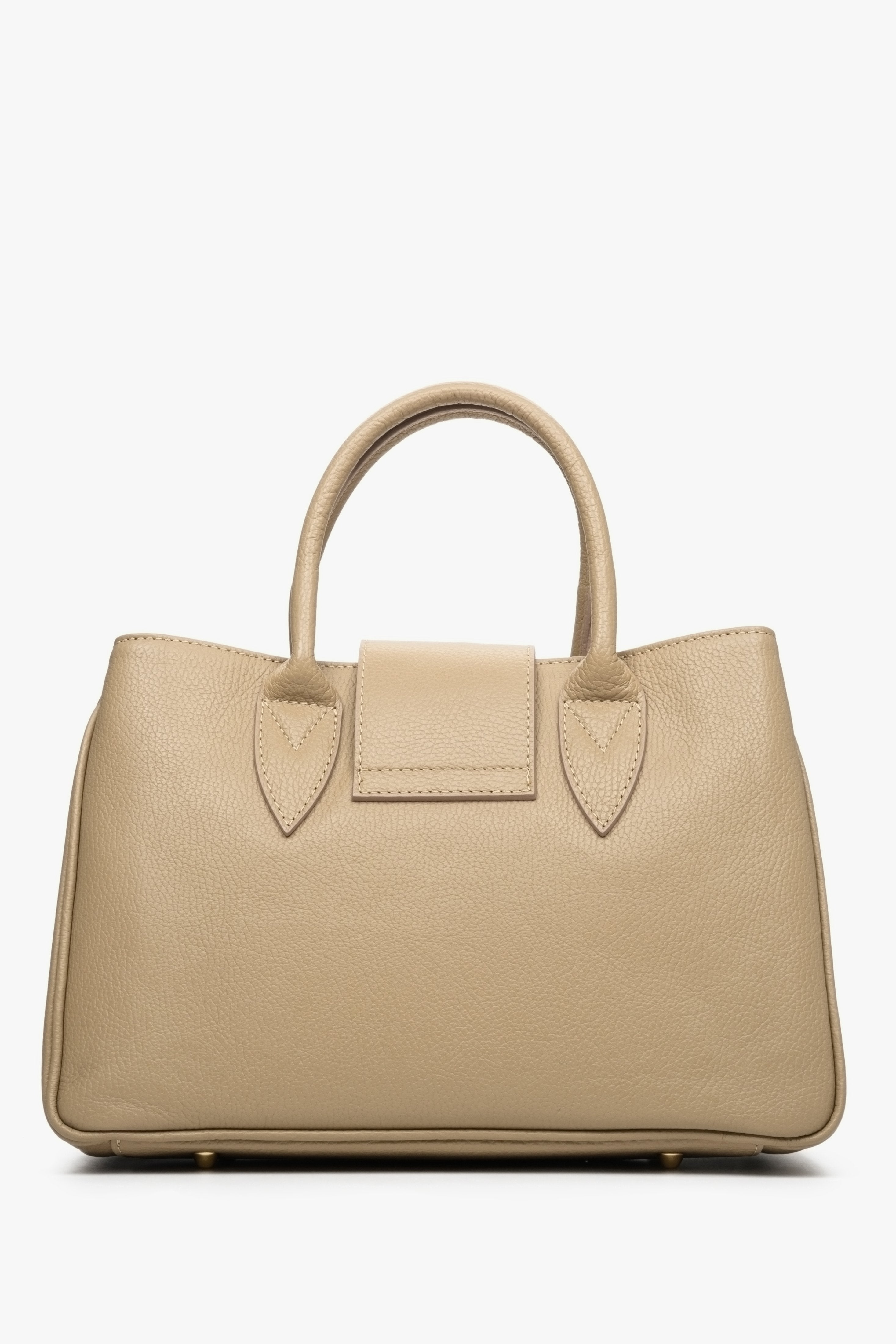 Handbag for women in light brown natural leather Estro - presentation of the back of the model.