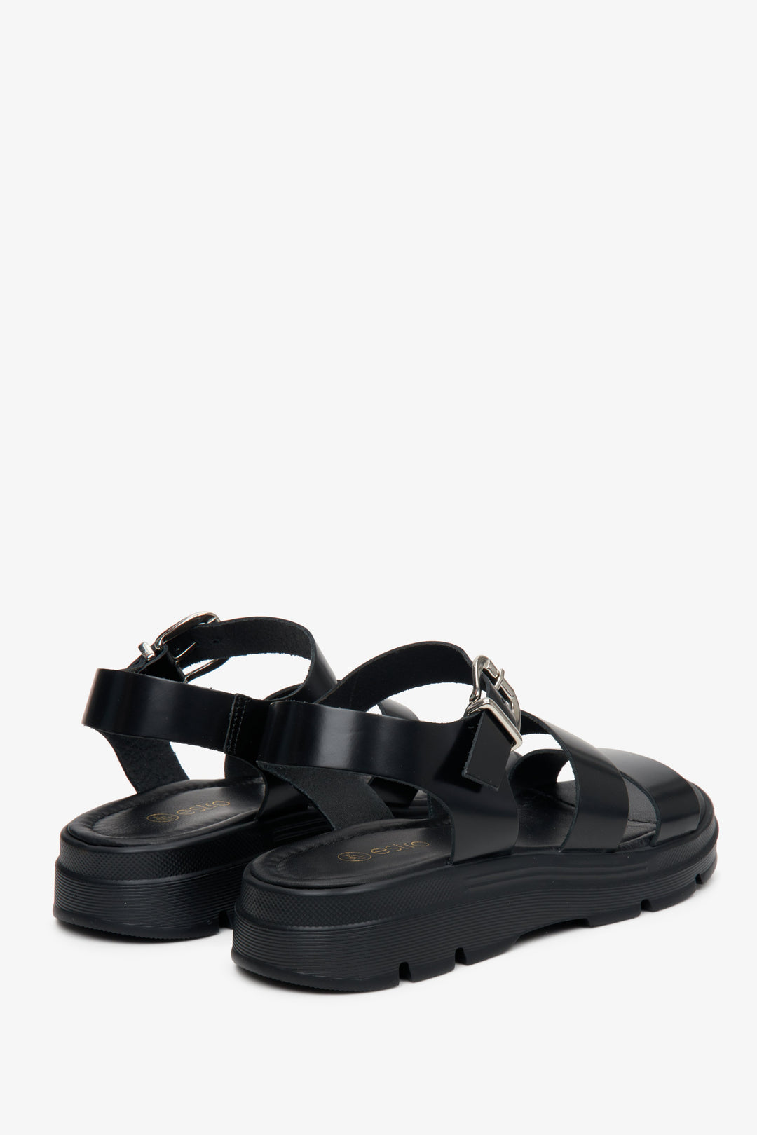 Women's sandals made of Italian natural leather in black Estro - close-up of the back of the shoes.